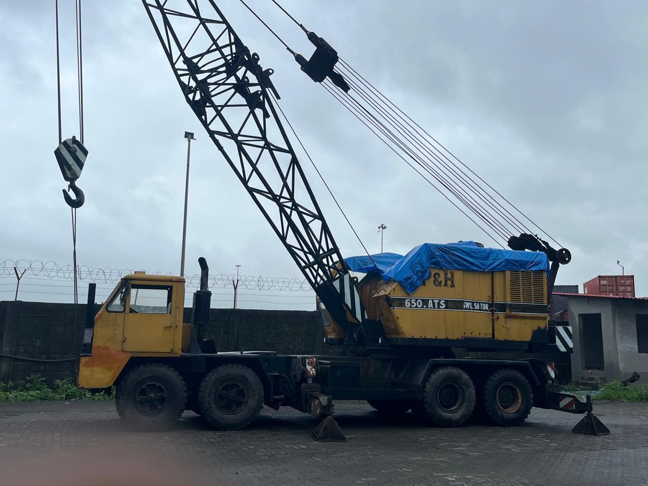 P&H 650 ATS 50-tonne mobile crane rigged for a lift